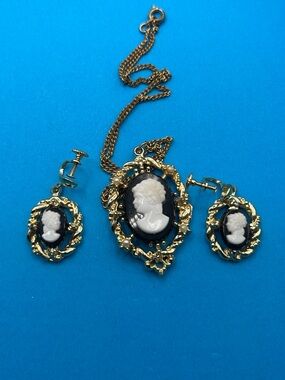Black Cameo Set Gold tone